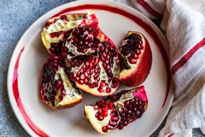 are you supposed to eat pomegranate seeds