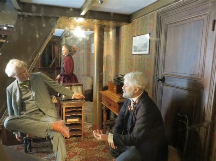 eiffel tower apartment