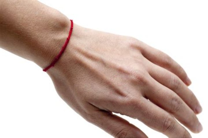 red string bracelet meaning